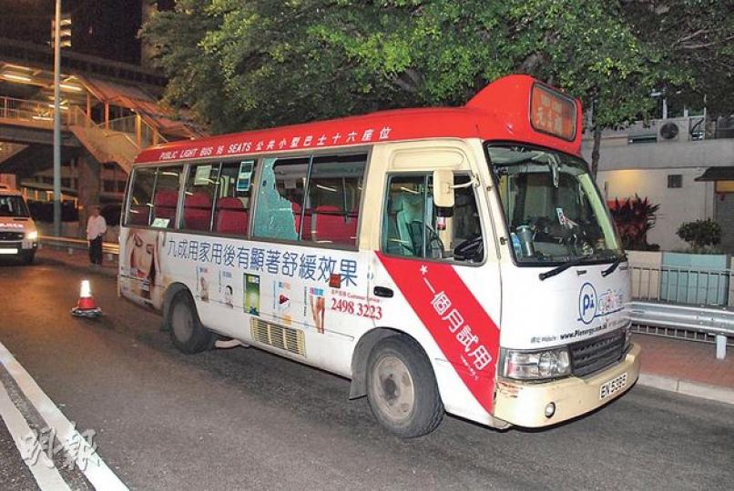 青山公路近三聖邨對開有小巴疑被氣槍槍擊,其中一車窗碎裂令一名乘客受傷。(蔡方山攝) 青山公路近三聖邨對開有小巴疑被氣槍槍擊,其中一車窗碎裂令一名乘客受傷。(蔡方山攝)