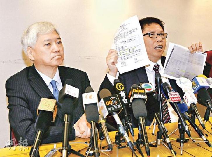 旅議會主席胡兆英(右)展示被迫瞓旅巴的旅行團登記資料及行程表,兩者皆顯示聯絡人為鵬城康輝旅行社的股東張洪海,但旅行社名稱卻顯示是世通假期;議會總幹事董耀中(左)認為,既然世通假期是旅行團的登記者,應負上責任,已要求世通在7日內就連串旅行團安排失當的事件作詳細交代。(李紹昌攝) 旅議會主席胡兆英(右)展示被迫瞓旅巴的旅行團登記資料及行程表,兩者皆顯示聯絡人為鵬城康輝旅行社的股東張洪海,但旅行社名稱卻顯示是世通假期;議會總幹事董耀中(左)認為,既然世通假期是旅行團的登記者,應負上責任,已要求世通在7日內就連串旅行團安排失當的事件作詳細交代。(李紹昌攝)