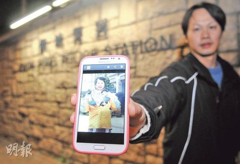 疑行山失蹤的中年漢黃楷晉(手機畫面中男子)昨已失蹤5天,其弟阿耀(圖)心急如焚,近日多番奔走求助手機網絡商及警方,只為盡快取得哥哥手機訊號最後出現地點,以縮窄搜索範圍。(蔡方山攝) 疑行山失蹤的中年漢黃楷晉(手機畫面中男子)昨已失蹤5天,其弟阿耀(圖)心急如焚,近日多番奔走求助手機網絡商及警方,只為盡快取得哥哥手機訊號最後出現地點,以縮窄搜索範圍。(蔡方山攝)