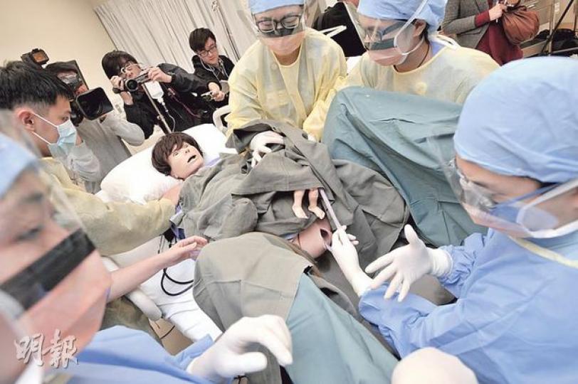 東區醫院去年底落成「臨牀模擬訓練中心」,以假人模型代替病人,讓一般現職醫護人員可在中心學習處理不同罕見手術,如圖中醫護人員正練習產房內孕婦產子時出現「肩難產」情况。(葉家豪攝) 東區醫院去年底落成「臨牀模擬訓練中心」,以假人模型代替病人,讓一般現職醫護人員可在中心學習處理不同罕見手術,如圖中醫護人員正練習產房內孕婦產子時出現「肩難產」情况。(葉家豪攝)