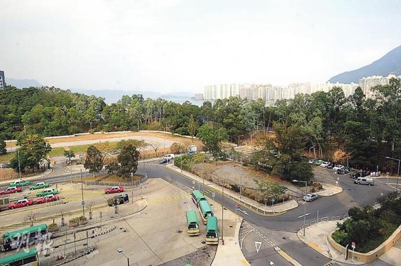 中大計劃沙田校園興建有300個牀位的教學醫院,初步考慮選址之一是圖中港鐵大學站外的一幅空置土地,期望於未來4至5年內落成,服務港人。(尹錦恩攝) 中大計劃沙田校園興建有300個牀位的教學醫院,初步考慮選址之一是圖中港鐵大學站外的一幅空置土地,期望於未來4至5年內落成,服務港人。(尹錦恩攝)