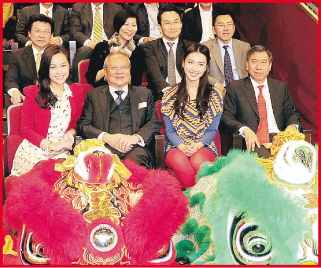 梁乃鵬(前排左二)與李寶安(前排右一)率領眾高層,包括曾勵珍(後排左二)及港姐亞軍黃心穎(前排左一)、季軍朱千雪(前排右二)參加無綫新春團拜,氣氛熱鬧。(攝影/記者﹕梁榮達) 梁乃鵬(前排左二)與李寶安(前排右一)率領眾高層,包括曾勵珍(後排左二)及港姐亞軍黃心穎(前排左一)、季軍朱千雪(前排右二)參加無綫新春團拜,氣氛熱鬧。(攝影/記者﹕梁榮達)