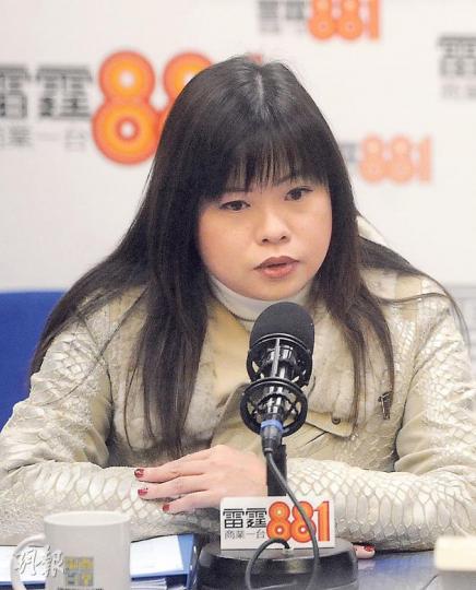 署理旅遊事務專員羅淑佩昨強烈批評涉及連串旅行團投訴的「世通假期」,指做法荒謬及不可接受,促請旅議會若查明投訴屬實,便須給予有阻嚇力的處分。(葉思雅攝)旅遊業議會總幹事董耀中(左)稱,昨已發信及發手機短訊,要求「世通假期」負責人王永堅必須在明日(周一)現身議會解釋內地團友「瞓旅遊巴」事件。旅議會主席胡兆英(右)則指就另一宗涉「瞓郵輪及旅遊巴」的投訴,已交警方處理,以調查有關女導遊是否無牌經營旅行社業務。(葉思雅攝) 署理旅遊事務專員羅淑佩昨強烈批評涉及連串旅行團投訴的「世通假期」,指做法荒謬及不可接受,促請旅議會若查明投訴屬實,便須給予有阻嚇力的處分。(葉思雅攝)旅遊業議會總幹事董耀中(左)稱,昨已發信及發手機短訊,要求「世通假期」負責人王永堅必須在明日(周一)現身議會解釋內地團友「瞓旅遊巴」事件。旅議會主席胡兆英(右)則指就另一宗涉「瞓郵輪及旅遊巴」的投訴,已交警方處理,以調查有關女導遊是否無牌經營旅行社業務。(葉思雅攝)