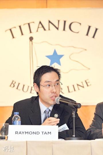 藍星航運亞洲區董事譚文健指出,「鐵達尼二號」的建船項目團隊包括著名視覺歷史學家、倖存者的孫女、內部設計師,以及曾對鐵達尼號作詳細研究的學者,務求全方位地重現原船的風貌。(葉家豪攝) 藍星航運亞洲區董事譚文健指出,「鐵達尼二號」的建船項目團隊包括著名視覺歷史學家、倖存者的孫女、內部設計師,以及曾對鐵達尼號作詳細研究的學者,務求全方位地重現原船的風貌。(葉家豪攝)