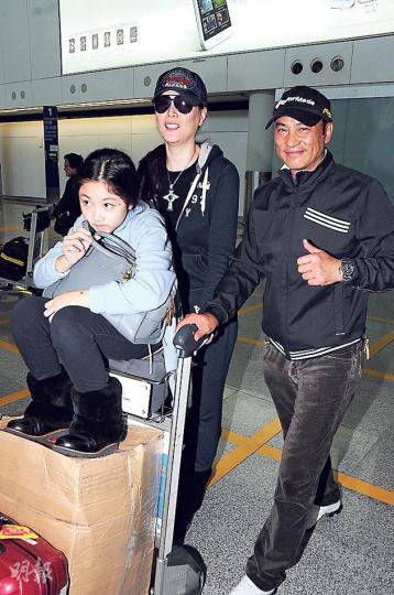 琦琦、任達華做人力車夫,服侍小公主女兒。(攝影/記者﹕梁迺楠)任達華待女兒Ella如小情人,見面即時喁喁細語。(攝影/記者﹕梁迺楠)趙雅芝與黃錦燊拍拖更到機場接朋友機。(攝影/記者﹕梁迺楠)何超盈返港大箱行李兼有超巨尼龍袋戰利品。(攝影/記者﹕梁迺楠) 琦琦、任達華做人力車夫,服侍小公主女兒。(攝影/記者﹕梁迺楠)任達華待女兒Ella如小情人,見面即時喁喁細語。(攝影/記者﹕梁迺楠)趙雅芝與黃錦燊拍拖更到機場接朋友機。(攝影/記者﹕梁迺楠)何超盈返港大箱行李兼有超巨尼龍袋戰利品。(攝影/記者﹕梁迺楠)