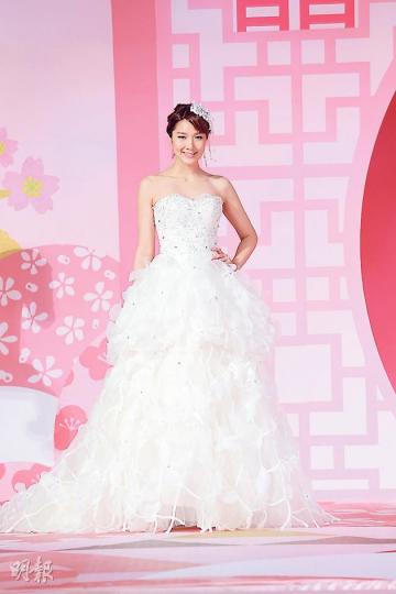 李亞男性感行婚紗騷,未知何時真正披上婚紗嫁祖藍?(攝影﹕鍾偉茵)黃榕發新年財打牌贏了數千元。(攝影﹕鍾偉茵)王璐瑤自爆情人節孤單度過。(攝影﹕鍾偉茵) 李亞男性感行婚紗騷,未知何時真正披上婚紗嫁祖藍?(攝影﹕鍾偉茵)黃榕發新年財打牌贏了數千元。(攝影﹕鍾偉茵)王璐瑤自爆情人節孤單度過。(攝影﹕鍾偉茵)