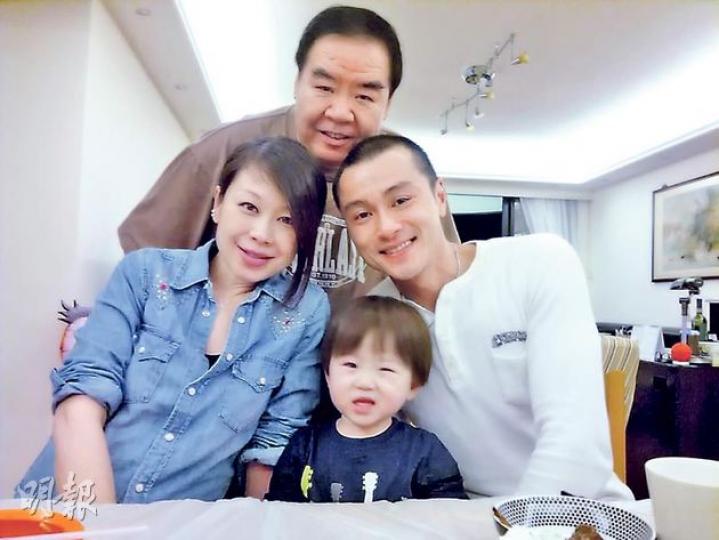 鄭則仕與黃浩然「一家四口」合照,祝賀他4月多添家庭成員。(微博圖片) 鄭則仕與黃浩然「一家四口」合照,祝賀他4月多添家庭成員。(微博圖片)