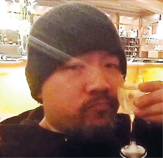 黃偉文一邊飲伏特加,一邊直擊有關隕石襲擊的新聞報道。(微博圖片)(微博圖片)黃偉文在俄羅斯名勝拍照留念,順便向好友報平安。(微博圖片) 黃偉文一邊飲伏特加,一邊直擊有關隕石襲擊的新聞報道。(微博圖片)(微博圖片)黃偉文在俄羅斯名勝拍照留念,順便向好友報平安。(微博圖片)