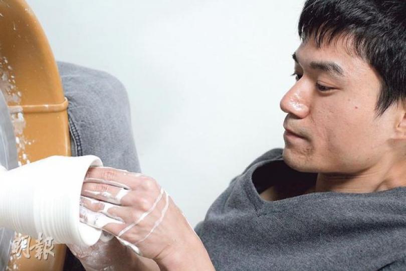 Nick 的陶瓷說﹕「做陶瓷,似泥膠,但做吓做吓,會發現與泥膠不一樣,做吓做吓,更發現似做蛋糕。搓泥像搓麵團,搓的方法亦似,如牛角搓或菊花搓,有時要量分量,又要撈合,又要盤,跟做蛋糕一樣。」(饒雙宜攝)(饒雙宜攝)(饒雙宜攝)(饒雙宜攝)(饒雙宜攝)完成後用魚絲 Nick 的陶瓷說﹕「做陶瓷,似泥膠,但做吓做吓,會發現與泥膠不一樣,做吓做吓,更發現似做蛋糕。搓泥像搓麵團,搓的方法亦似,如牛角搓或菊花搓,有時要量分量,又要撈合,又要盤,跟做蛋糕一樣。」(饒雙宜攝)(饒雙宜攝)(饒雙宜攝)(饒雙宜攝)(饒雙宜攝)完成後用魚絲