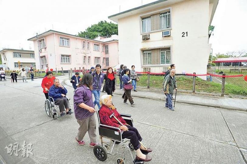 古洞石仔嶺現有16間私營安老院,租下23幢兩層高的前英軍已婚宿舍軍營(圖),最多可提供1323個宿位。(尹錦恩攝) 古洞石仔嶺現有16間私營安老院,租下23幢兩層高的前英軍已婚宿舍軍營(圖),最多可提供1323個宿位。(尹錦恩攝)