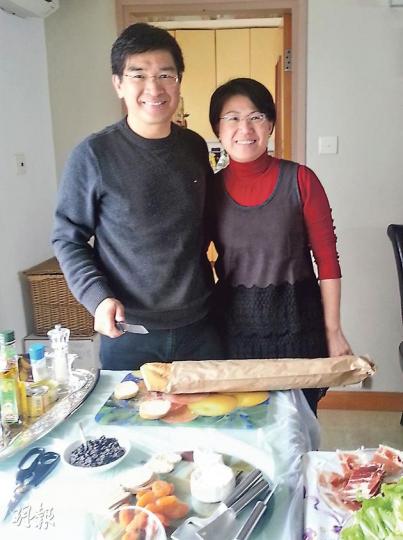 單仲偕(左)同老婆噚日整咗好多環球美食招呼上門拜年嘅記者,大家都讚好味,仲話佢唔開私房菜嘥晒。(林凱旻攝) 單仲偕(左)同老婆噚日整咗好多環球美食招呼上門拜年嘅記者,大家都讚好味,仲話佢唔開私房菜嘥晒。(林凱旻攝)