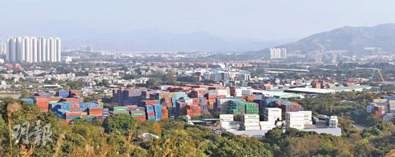 新界洪水橋、廈村一帶目前約有300個貨櫃場,部分貨場營運者傾向贊成政府發展新市鎮,但冀獲合理賠償,及希望政府在該區設物流中心讓其繼續經營。(李紹昌攝)(明報製圖)代表約100個貨櫃場的新界露天倉經營者協會主席鄧坤盛(圖)表示,政府過去10多年將區內私人土地劃作綠化地帶,限制土地發展,要地主申請短期用途作貨倉或貨櫃場,又要他們面對嚴厲執法,認為是對地主不公平。(李紹昌攝) 新界洪水橋、廈村一帶目前約有300個貨櫃場,部分貨場營運者傾向贊成政府發展新市鎮,但冀獲合理賠償,及希望政府在該區設物流中心讓其繼續經營。(李紹昌攝)(明報製圖)代表約100個貨櫃場的新界露天倉經營者協會主席鄧坤盛(圖)表示,政府過去10多年將區內私人土地劃作綠化地帶,限制土地發展,要地主申請短期用途作貨倉或貨櫃場,又要他們面對嚴厲執法,認為是對地主不公平。(李紹昌攝)