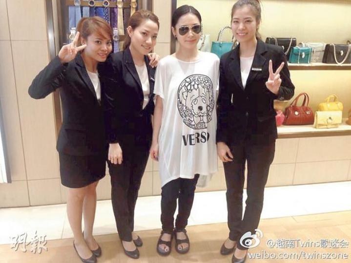鍾欣桐在越南逛名店,店員要求合照,令她的行蹤曝光。(微博圖片)有網民偷拍背向鏡頭的阿嬌(右)與金髮的張韶涵(左),與同枱的青峰(戴帽)及母親一起用膳。(微博圖片)蘇打綠主音青峰(左)與張韶涵同遊越南,心情輕鬆玩得開心。(微博圖片) 鍾欣桐在越南逛名店,店員要求合照,令她的行蹤曝光。(微博圖片)有網民偷拍背向鏡頭的阿嬌(右)與金髮的張韶涵(左),與同枱的青峰(戴帽)及母親一起用膳。(微博圖片)蘇打綠主音青峰(左)與張韶涵同遊越南,心情輕鬆玩得開心。(微博圖片)