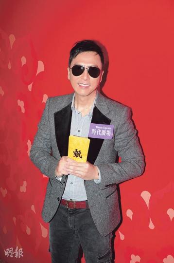 最近因趕戲而無時間休息的甄子丹戴上黑超遮掩倦容。(攝影:鍾偉茵) 最近因趕戲而無時間休息的甄子丹戴上黑超遮掩倦容。(攝影:鍾偉茵)