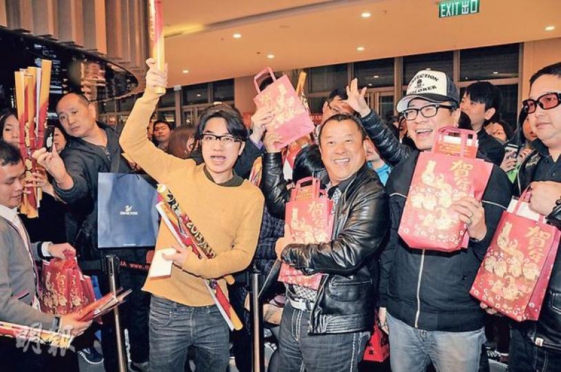 《2013我愛HK恭囍發財》票房理想,王祖藍(左起)、曾志偉、導演鍾澍佳及錢國偉到戲院謝票兼向入場觀眾大派禮物。(攝影/記者:梁榮達) 《2013我愛HK恭囍發財》票房理想,王祖藍(左起)、曾志偉、導演鍾澍佳及錢國偉到戲院謝票兼向入場觀眾大派禮物。(攝影/記者:梁榮達)