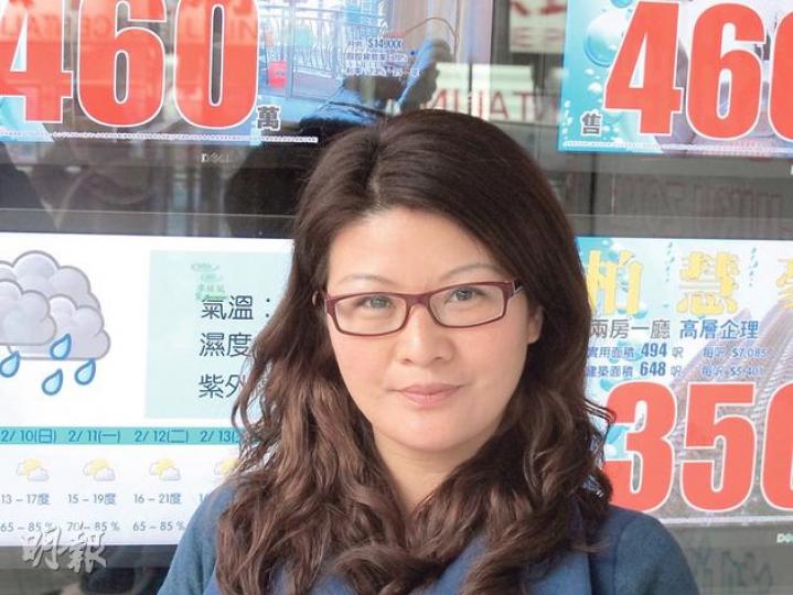 區內祥益地產經紀曹娟本身為新移民,由「打雜」起步,憑努力考到經紀牌照,最終成為金牌經紀。(葉浩霖攝)港置九龍東金牌女經紀鄭思諾指出,德福花園食正「起動東九龍」概念,加上屋苑實用率偏高,故去年獲投資者青睞,呎價屢次破頂。(尹錦恩攝) 區內祥益地產經紀曹娟本身為新移民,由「打雜」起步,憑努力考到經紀牌照,最終成為金牌經紀。(葉浩霖攝)港置九龍東金牌女經紀鄭思諾指出,德福花園食正「起動東九龍」概念,加上屋苑實用率偏高,故去年獲投資者青睞,呎價屢次破頂。(尹錦恩攝)