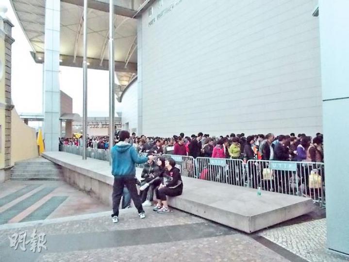 經歷幾日新春長假期後,從關閘離澳門返回內地的人龍變成長長的「蛇餅」,要久候才能過境。(陳偉燊攝) 經歷幾日新春長假期後,從關閘離澳門返回內地的人龍變成長長的「蛇餅」,要久候才能過境。(陳偉燊攝)