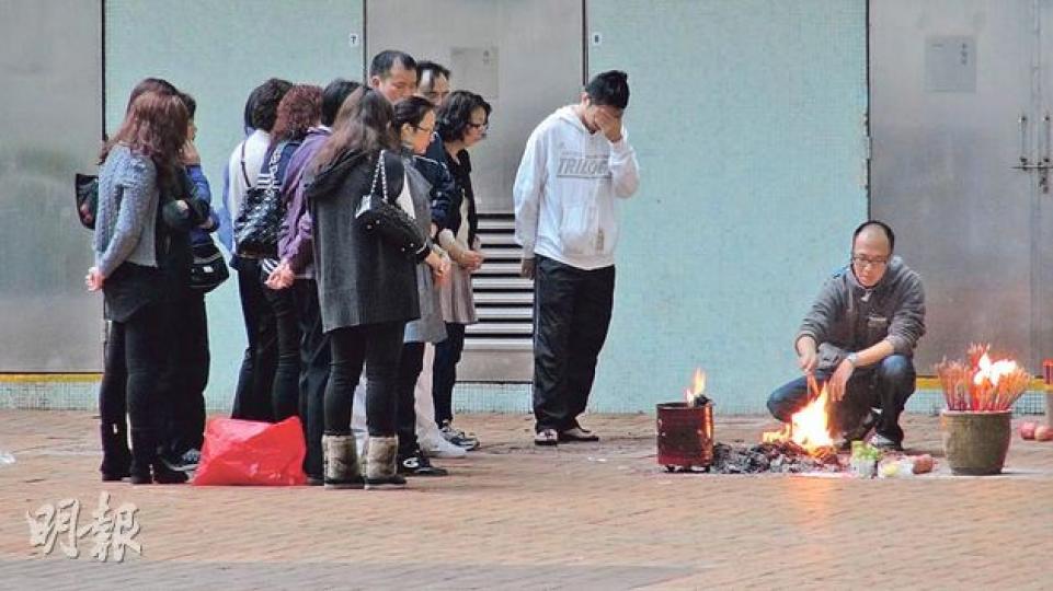 一名喜作中性打扮女子疑遭歧視不開心,昨晨在將軍澳唐明苑寓所墮樓亡,事後親友帶同香燭等到場拜祭。(林智傑攝) 一名喜作中性打扮女子疑遭歧視不開心,昨晨在將軍澳唐明苑寓所墮樓亡,事後親友帶同香燭等到場拜祭。(林智傑攝)