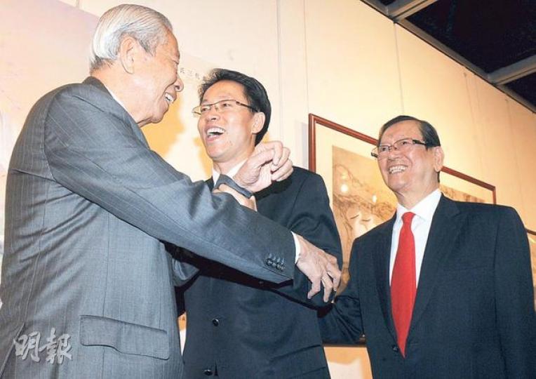 中聯辦主任張曉明(中)到港履新後探咗唔少家族及社團,但就暫未有時間拜訪「福建幫」施子清(左),張曉明話遲啲會探佢哋,右為陳智思父親陳有慶。(劉焌陶攝) 中聯辦主任張曉明(中)到港履新後探咗唔少家族及社團,但就暫未有時間拜訪「福建幫」施子清(左),張曉明話遲啲會探佢哋,右為陳智思父親陳有慶。(劉焌陶攝)
