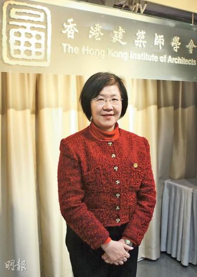 身兼房屋署副署長的新任建築師學會會長馮宜萱表示,雖然有公職在身,但她會將建築師學會及政府的工作分開,「戴不同的帽就用不同身分來處事」,不會因公職影響學會的公正。(黃俊鋒攝) 身兼房屋署副署長的新任建築師學會會長馮宜萱表示,雖然有公職在身,但她會將建築師學會及政府的工作分開,「戴不同的帽就用不同身分來處事」,不會因公職影響學會的公正。(黃俊鋒攝)