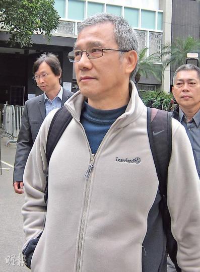 港燈「南丫四號」船長周志偉(前),昨日首度現身海難研訊,他作供時憶述撞船前曾發現「海泰號」正面駛至,即時鳴笛示警及加速向右轉,惜最終無法避撞。(錢瑋琪攝) 港燈「南丫四號」船長周志偉(前),昨日首度現身海難研訊,他作供時憶述撞船前曾發現「海泰號」正面駛至,即時鳴笛示警及加速向右轉,惜最終無法避撞。(錢瑋琪攝)