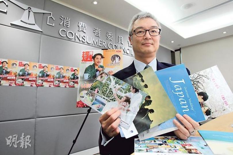 消委會副主席何沛謙(圖)指出,坊間大部分婚紗攝影的宣傳單張內容過於簡單,只介紹行程安排、整體價錢等,配以大張模特兒照片作招徠。(林俊源攝) 消委會副主席何沛謙(圖)指出,坊間大部分婚紗攝影的宣傳單張內容過於簡單,只介紹行程安排、整體價錢等,配以大張模特兒照片作招徠。(林俊源攝)