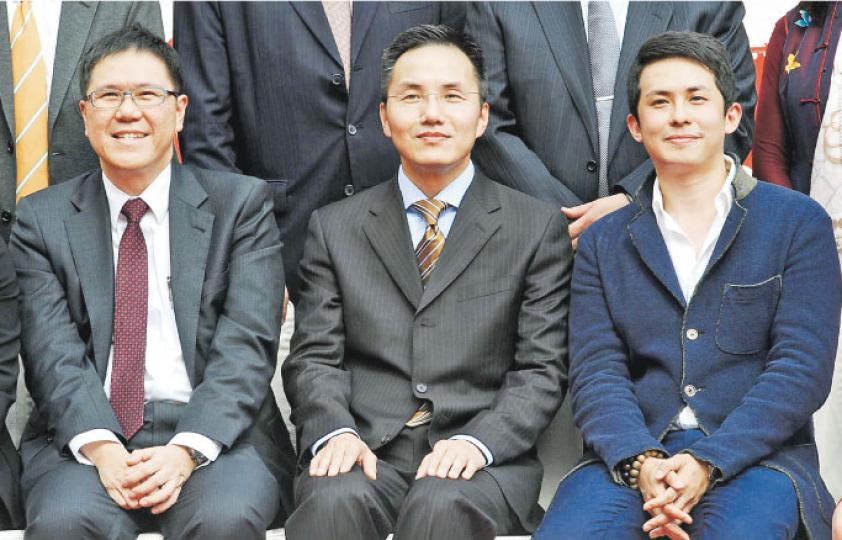 無綫總經理鄭善強(左)及亞視執行董事盛品儒(右)被安排坐在廣播處長鄧忍光(中)身邊。(攝影:鍾偉茵) 記者要求王維基(左)跟盛品儒(右)合照,盛品儒卻擰轉面不理。(攝影:鍾偉茵) 無綫總經理鄭善強(左)及亞視執行董事盛品儒(右)被安排坐在廣播處長鄧忍光(中)身邊。(攝影:鍾偉茵) 記者要求王維基(左)跟盛品儒(右)合照,盛品儒卻擰轉面不理。(攝影:鍾偉茵)