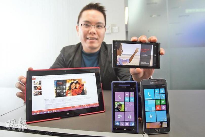 Paul Chan,自1997年開始已愛用Windows作業系統手機,用過的Window手機眾多,包括O2 xda Atom、HTC Diamond、Garmin-Asus、Sony Ericsson Aspen、LG Prada KS 20等,現正使用Nokia Lumia 920。(攝影:葉思雅、林俊源、藍逸晴) WP8的視訊通話能力強化,利用WP8手機或平板來Skype(微軟將以Skype取代MSN)通話,成為一大賣點。(攝影:葉思雅、林俊源、藍逸晴) Paul認為WP8手機界面最人性化, Paul Chan,自1997年開始已愛用Windows作業系統手機,用過的Window手機眾多,包括O2 xda Atom、HTC Diamond、Garmin-Asus、Sony Ericsson Aspen、LG Prada KS 20等,現正使用Nokia Lumia 920。(攝影:葉思雅、林俊源、藍逸晴) WP8的視訊通話能力強化,利用WP8手機或平板來Skype(微軟將以Skype取代MSN)通話,成為一大賣點。(攝影:葉思雅、林俊源、藍逸晴) Paul認為WP8手機界面最人性化,