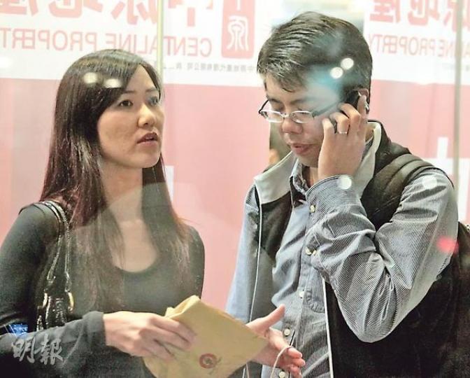 本地準買家Tom與太太希望購入一房間自用,即使知道港府擬對長實拆售酒店房間有所行動,亦無意「縮沙」。(郭慶輝攝)自稱從事食品貿易生意的內地買家徐先生,以2000萬餘元掃入5個3房戶,打算自用或作投資,認為即使政府對長實有行動,但認為長實是大公司,自己不會血本無歸。(郭慶輝攝) 本地準買家Tom與太太希望購入一房間自用,即使知道港府擬對長實拆售酒店房間有所行動,亦無意「縮沙」。(郭慶輝攝)自稱從事食品貿易生意的內地買家徐先生,以2000萬餘元掃入5個3房戶,打算自用或作投資,認為即使政府對長實有行動,但認為長實是大公司,自己不會血本無歸。(郭慶輝攝)