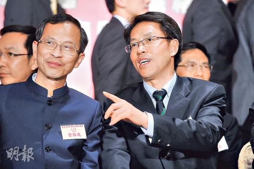 中聯辦主任張曉明(右)昨兩度發言力撐特首梁振英,圖為他於下午出席港島各界新春酒會,與立法會主席曾鈺成(左)交談。(劉焌陶攝) 中聯辦主任張曉明(右)昨兩度發言力撐特首梁振英,圖為他於下午出席港島各界新春酒會,與立法會主席曾鈺成(左)交談。(劉焌陶攝)
