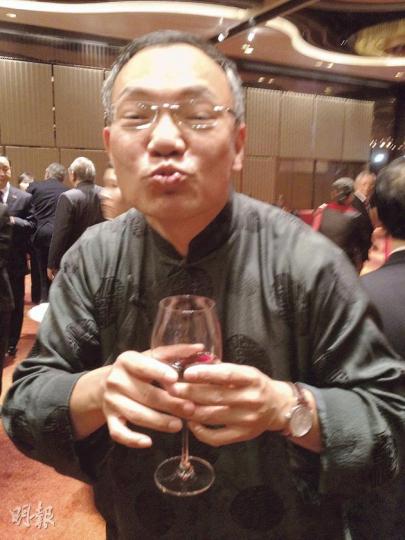 立法會議員謝偉俊同白姐姐一向恩愛,噚日仲向Emily大爆收到白姐姐香吻做情人節禮物,更即時嘟起個嘴扮白姐姐畀Emily睇 立法會議員謝偉俊同白姐姐一向恩愛,噚日仲向Emily大爆收到白姐姐香吻做情人節禮物,更即時嘟起個嘴扮白姐姐畀Emily睇