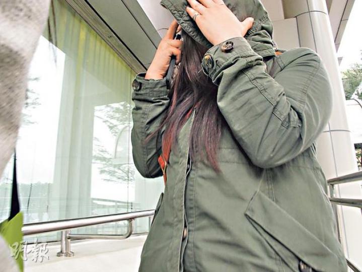 18歲被告汪婷涉嫌為賣淫集團任「雞頭」,指示妓女在港賣淫。她離開法院時「爆粗」斥責記者拍照,後來更有人出手遮擋記者鏡頭,高呼:「佢(被告)喺細路女嚟㗎咋!」(余卓善攝) 18歲被告汪婷涉嫌為賣淫集團任「雞頭」,指示妓女在港賣淫。她離開法院時「爆粗」斥責記者拍照,後來更有人出手遮擋記者鏡頭,高呼:「佢(被告)喺細路女嚟㗎咋!」(余卓善攝)