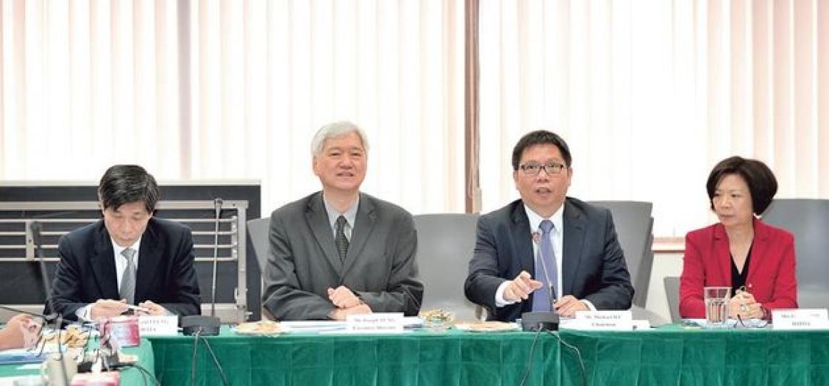 旅遊業議會昨召開理事會後,該會主席胡兆英(右二)決定成立5人特別小組處理世通假期的問題,若世通負責人王永堅明日再不現身,即會暫停其牌照。 (葉家豪攝)(明報製圖) 旅遊業議會昨召開理事會後,該會主席胡兆英(右二)決定成立5人特別小組處理世通假期的問題,若世通負責人王永堅明日再不現身,即會暫停其牌照。 (葉家豪攝)(明報製圖)
