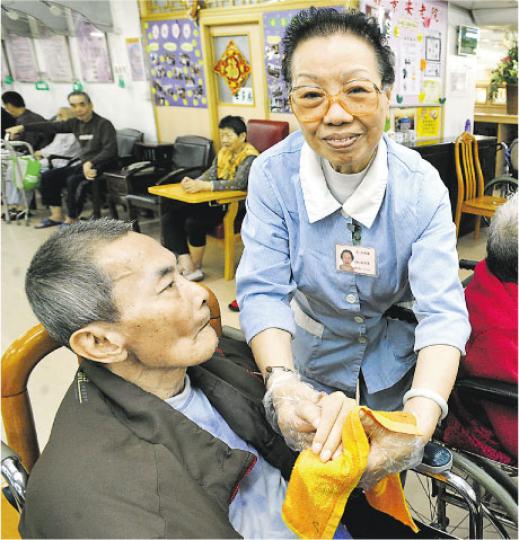 安老院舍人手短缺,有私營院舍兩年前邀請73歲的沈女士(右)重回院舍當助理員,照顧與她年齡相若甚至更年輕的長者。(尹錦恩攝) 安老院舍人手短缺,有私營院舍兩年前邀請73歲的沈女士(右)重回院舍當助理員,照顧與她年齡相若甚至更年輕的長者。(尹錦恩攝)