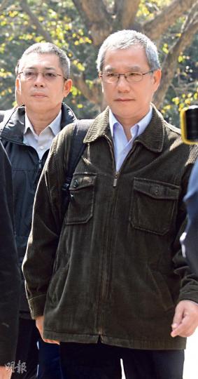 南丫四號船長周志偉(右),昨日繼續在南丫海難研訊作供,曾一度供稱無在雷達發現有船駛近的他,卻突然改口指撞船前,雷達曾顯示一浬海域內有船駛近,被質疑揑造證供。(劉焌陶攝) 南丫四號船長周志偉(右),昨日繼續在南丫海難研訊作供,曾一度供稱無在雷達發現有船駛近的他,卻突然改口指撞船前,雷達曾顯示一浬海域內有船駛近,被質疑揑造證供。(劉焌陶攝)