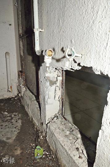 北角英皇道新都城大廈5個空置單位遭強行拆走水表,一度引發水浸。(衛永康攝)北角新都城大廈遭偷走的同款水表。水務署每個水表價值116元。(衛永康攝) 北角英皇道新都城大廈5個空置單位遭強行拆走水表,一度引發水浸。(衛永康攝)北角新都城大廈遭偷走的同款水表。水務署每個水表價值116元。(衛永康攝)