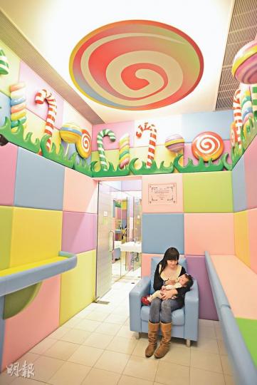 MegaBox育嬰室亦於2008年由衛生署、醫院管理局及愛嬰醫院香港協會合辦之選舉中獲得「全港最受歡迎育嬰間選舉」優異獎。天花的燈飾是一個特大波板糖,可以將光射分散,避免寶寶直望刺眼的光,設計趣致又實用。(陳淑安攝)MegaBox免費提供嬰兒紙尿片、嬰兒車借用、嬰兒食物翻熱服務、孕婦及嬰兒優先泊車的服務。(陳淑安攝)(陳淑安攝) MegaBox育嬰室亦於2008年由衛生署、醫院管理局及愛嬰醫院香港協會合辦之選舉中獲得「全港最受歡迎育嬰間選舉」優異獎。天花的燈飾是一個特大波板糖,可以將光射分散,避免寶寶直望刺眼的光,設計趣致又實用。(陳淑安攝)MegaBox免費提供嬰兒紙尿片、嬰兒車借用、嬰兒食物翻熱服務、孕婦及嬰兒優先泊車的服務。(陳淑安攝)(陳淑安攝)