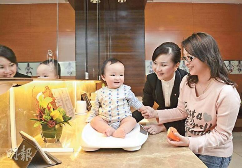 現時不少商場育嬰間對母嬰照顧周到,例如圓方商場便派出「BB天使」(中)協助爸媽照顧寶寶。(陳淑安攝)商場除了育嬰間,BB天使亦不時於商場內巡視,她們會帶着一個百寶袋,裏面有逗哄寶寶的小玩具,隨時隨地為父母解決照顧寶寶的難題。(陳淑安攝)除了提供不少嬰兒用品,如濕紙巾、探熱針、退熱貼和尿片等,獨立的母乳餵哺室亦設於育嬰間內。(陳淑安攝)(明報製圖) 現時不少商場育嬰間對母嬰照顧周到,例如圓方商場便派出「BB天使」(中)協助爸媽照顧寶寶。(陳淑安攝)商場除了育嬰間,BB天使亦不時於商場內巡視,她們會帶着一個百寶袋,裏面有逗哄寶寶的小玩具,隨時隨地為父母解決照顧寶寶的難題。(陳淑安攝)除了提供不少嬰兒用品,如濕紙巾、探熱針、退熱貼和尿片等,獨立的母乳餵哺室亦設於育嬰間內。(陳淑安攝)(明報製圖)