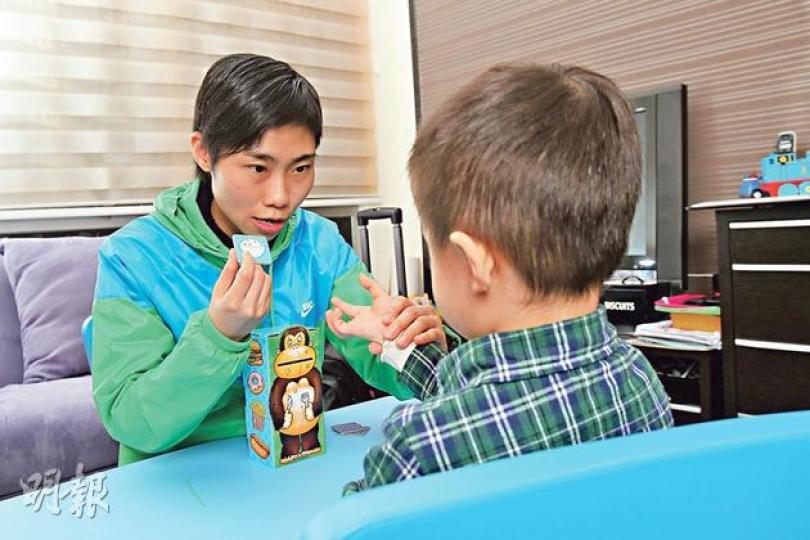 私人特殊幼兒綜合訓練服務導師Terri(左)表示,上門訓練,在家中教孩子認識社區,對自己的生活環境不要感到陌生,有助穩定情緒,治療效果更佳。(林俊源攝)(明報製圖) 私人特殊幼兒綜合訓練服務導師Terri(左)表示,上門訓練,在家中教孩子認識社區,對自己的生活環境不要感到陌生,有助穩定情緒,治療效果更佳。(林俊源攝)(明報製圖)