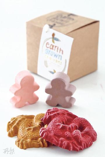 阿高指這款造型可愛的蠟筆Earth Grown Crayons，是公司其中一款最受歡迎的產品，一盒4件有多種造型，由一名美國家庭主婦手製，成分是天然大豆，能百分百自然分解，不含除草劑或殺蟲劑。由於產量少，故經常賣斷巿。（人形 $70/4件，龍形 $120/4件）（攝影﹕葉思雅、林俊源、陳淑安）德國品牌Hape對玩具監管嚴格，採用的物料均有有機認證。此車以竹製造，用水性顏料及蜂蠟上色，連包裝盒也是再造紙。（藍色e-racer $168，黃色e-truck $210）（攝影﹕葉思雅、林俊源、陳淑安）