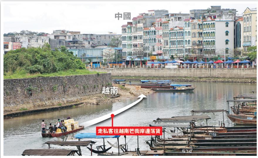 中國東興市(右岸有大批樓宇處)和越南芒街市(左岸滿是植物處),僅隔一條寬約數十米的北崙河,記者現場目睹有懷疑走私客利用小船,從東興市將電器和海鮮等貨物走私往芒街岸邊落貨(箭嘴示),越南走私客則把奶粉和木材等走私去東興市。(明報記者攝)(明報記者攝)(明報製圖)廣西南寧市多間母嬰用品店都擺滿了美贊臣、美素佳兒、牛欄牌等「港版奶粉」,圖中的女店東說,港版奶粉一般較令家長放心。另有男店東表示,可以幫記者「隨時搞到」100罐港版奶粉。(明報記者攝) 中國東興市(右岸有大批樓宇處)和越南芒街市(左岸滿是植物處),僅隔一條寬約數十米的北崙河,記者現場目睹有懷疑走私客利用小船,從東興市將電器和海鮮等貨物走私往芒街岸邊落貨(箭嘴示),越南走私客則把奶粉和木材等走私去東興市。(明報記者攝)(明報記者攝)(明報製圖)廣西南寧市多間母嬰用品店都擺滿了美贊臣、美素佳兒、牛欄牌等「港版奶粉」,圖中的女店東說,港版奶粉一般較令家長放心。另有男店東表示,可以幫記者「隨時搞到」100罐港版奶粉。(明報記者攝)