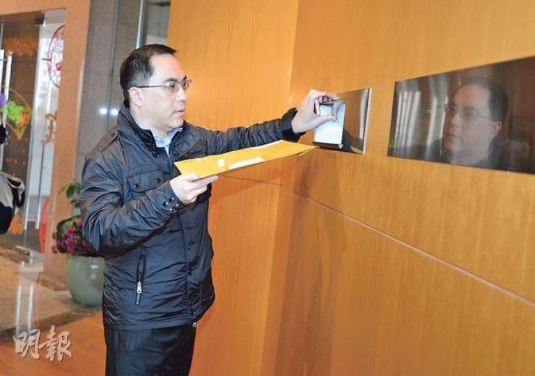 長實昨日派人(圖)到九龍灣港鐵總部,並將一薄身文件袋投放入標箱內,他離開時承認為長實代表。長實其後指補價稍貴。(盧翊銘攝)圖中男子昨亦將一份文件投入天榮站項目標箱,他沒回應提問便離開,經查證其所乘座駕為新地登記名下。新地發言人昨首次回應查詢時指集團有獨資入標,直至港鐵稱未有收取標書後,新地表示只提交發展項目標書的意見文件。(盧翊銘攝) 長實昨日派人(圖)到九龍灣港鐵總部,並將一薄身文件袋投放入標箱內,他離開時承認為長實代表。長實其後指補價稍貴。(盧翊銘攝)圖中男子昨亦將一份文件投入天榮站項目標箱,他沒回應提問便離開,經查證其所乘座駕為新地登記名下。新地發言人昨首次回應查詢時指集團有獨資入標,直至港鐵稱未有收取標書後,新地表示只提交發展項目標書的意見文件。(盧翊銘攝)