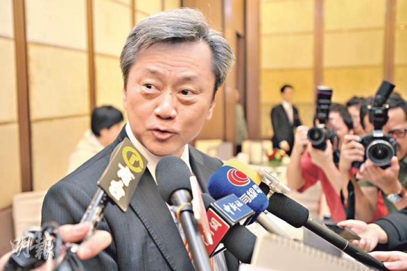 長實集團執行董事趙國雄昨日道出拆售酒店「絕招」的出處﹕「今次是集體創作,與同事在吃飯時聊天,想出來的。」他表明,售樓部計劃拆售酒店房間,早於年多前開始籌備,並非要避過額外印花稅(SSD)及買家印花稅(BSD)。另外,新世界主席鄭家純早前表示長實做法還未被市場充分了解,他仍需要時間去消化,趙國雄聞言後,笑言要記者作中間人,讓他親自向鄭氏介紹。(葉家豪攝) 長實集團執行董事趙國雄昨日道出拆售酒店「絕招」的出處﹕「今次是集體創作,與同事在吃飯時聊天,想出來的。」他表明,售樓部計劃拆售酒店房間,早於年多前開始籌備,並非要避過額外印花稅(SSD)及買家印花稅(BSD)。另外,新世界主席鄭家純早前表示長實做法還未被市場充分了解,他仍需要時間去消化,趙國雄聞言後,笑言要記者作中間人,讓他親自向鄭氏介紹。(葉家豪攝)