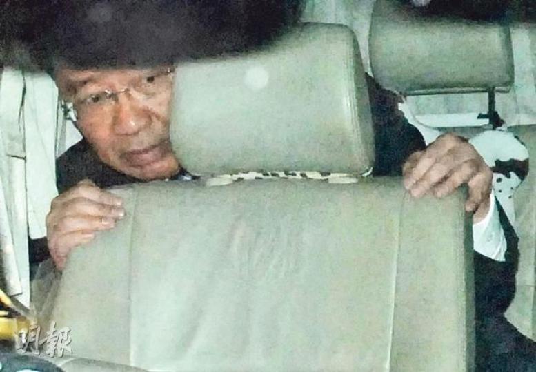 前全國政協委員劉夢熊昨午再到廉署協助調查,他逗留約4小時後乘坐七人車離開時,遭在場近50名記者包圍訪攝,但他始終未有任何回應。(伍浦鋒攝) 前全國政協委員劉夢熊昨午再到廉署協助調查,他逗留約4小時後乘坐七人車離開時,遭在場近50名記者包圍訪攝,但他始終未有任何回應。(伍浦鋒攝)