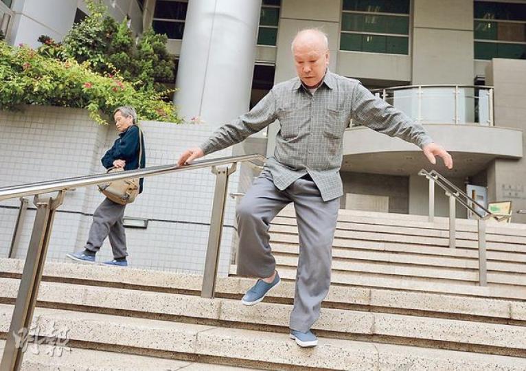 馬頭圍道塌樓慘劇中,唯一被票控的76歲承建商朱偉榮被裁定違反《建築物條例》罪名成立,可能會被判監禁或罰款。被問到擔不擔心,朱偉榮(前)說﹕「人又老,錢又無,擔心乜都無用。」連月審訊,朱太(後)一直陪伴在側。(盧翊銘攝) 馬頭圍道塌樓慘劇中,唯一被票控的76歲承建商朱偉榮被裁定違反《建築物條例》罪名成立,可能會被判監禁或罰款。被問到擔不擔心,朱偉榮(前)說﹕「人又老,錢又無,擔心乜都無用。」連月審訊,朱太(後)一直陪伴在側。(盧翊銘攝)