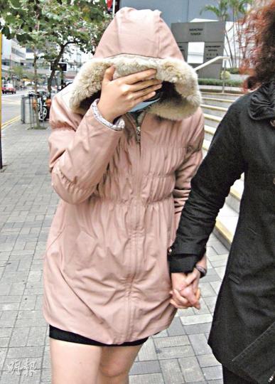 17歲女被告羅詠彤(圖)涉於去年7月聽從當時的男友顏坤堯指使,糾黨到北區醫院試圖協助男友越柙。她昨否認控罪,今天會繼續受審。(陳倢朗攝) 17歲女被告羅詠彤(圖)涉於去年7月聽從當時的男友顏坤堯指使,糾黨到北區醫院試圖協助男友越柙。她昨否認控罪,今天會繼續受審。(陳倢朗攝)