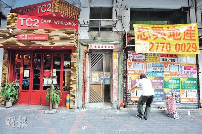 前傳媒人在油麻地砵蘭街開設咖啡室「TC2 Café & Workshop」(圖左),年初遭業主要求加租九成,拉鋸個多月,終決定搬往太子舖位,重建新平台。TC2旁邊舖位(圖右)目前亦空置。(尹錦恩攝)小本經營,吳婉君(左)與岑蘊華(右)為追回營業額,即使咖啡室只得幾名員工,連300人的到會訂單也要接,直言咖啡室的生產力已用到盡。(尹錦恩攝) 前傳媒人在油麻地砵蘭街開設咖啡室「TC2 Café & Workshop」(圖左),年初遭業主要求加租九成,拉鋸個多月,終決定搬往太子舖位,重建新平台。TC2旁邊舖位(圖右)目前亦空置。(尹錦恩攝)小本經營,吳婉君(左)與岑蘊華(右)為追回營業額,即使咖啡室只得幾名員工,連300人的到會訂單也要接,直言咖啡室的生產力已用到盡。(尹錦恩攝)