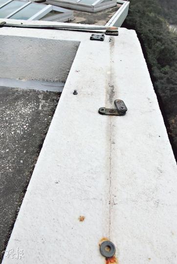 歌連臣角道華人永遠墳場被偷走逾20米的避雷針銅帶,包括天台圍牆頂(圖)的一段。(黃熙麗攝) 歌連臣角道華人永遠墳場被偷走逾20米的避雷針銅帶,包括天台圍牆頂(圖)的一段。(黃熙麗攝)