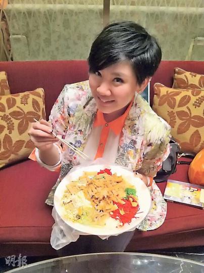鄭欣宜嘗試「撈生」,希望蛇年風生水起。(微博圖片)鄭欣宜炮製的曲奇加上肥姐的招牌眼鏡,非常神似。(微博圖片) 鄭欣宜嘗試「撈生」,希望蛇年風生水起。(微博圖片)鄭欣宜炮製的曲奇加上肥姐的招牌眼鏡,非常神似。(微博圖片)