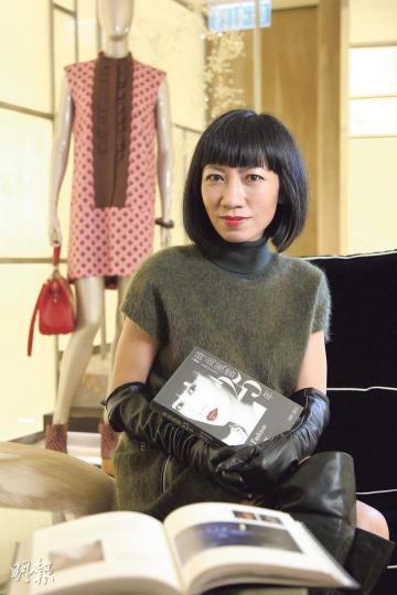 Janice Wong說high fashion是時裝藝術的語言,講究精緻的工藝、用料、人體的比例,所以定價才這樣高,但隨着fast fashion普及,她的消費習慣也有改變,例如訪問當天她就穿著LV的毛毛裙,配上北京粉絲送給她的皮手套,mix and match出來的感覺年輕活力不少。(林俊源攝) Janice Wong說high fashion是時裝藝術的語言,講究精緻的工藝、用料、人體的比例,所以定價才這樣高,但隨着fast fashion普及,她的消費習慣也有改變,例如訪問當天她就穿著LV的毛毛裙,配上北京粉絲送給她的皮手套,mix and match出來的感覺年輕活力不少。(林俊源攝)